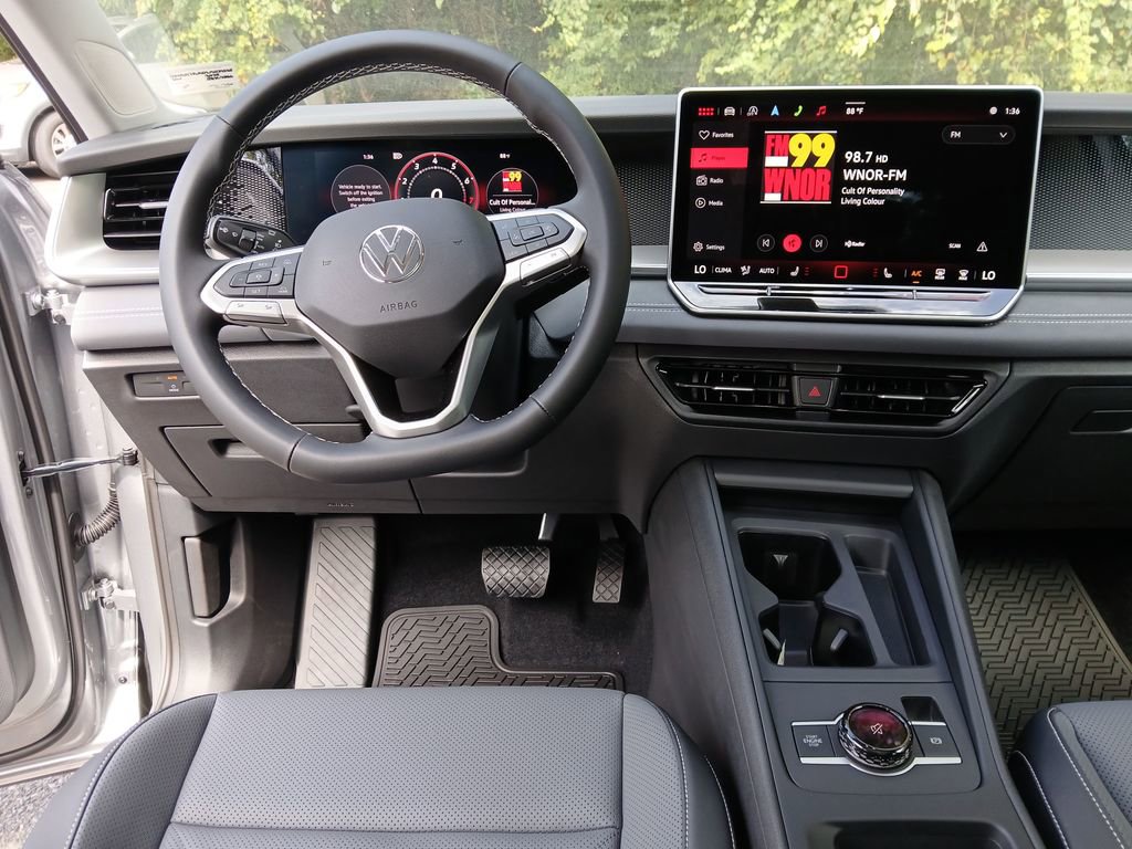 New 2025 Volkswagen Tiguan SE image 13