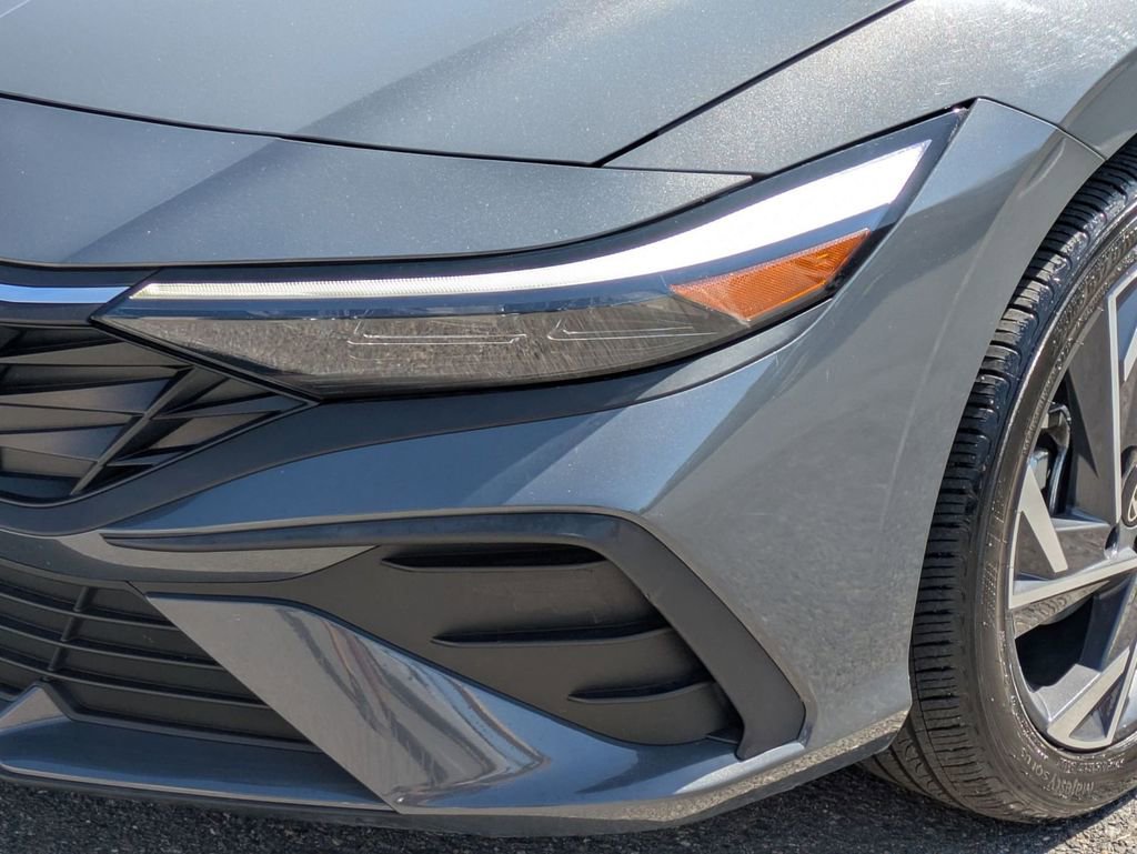 Certified 2025 Hyundai Elantra Sport image 9