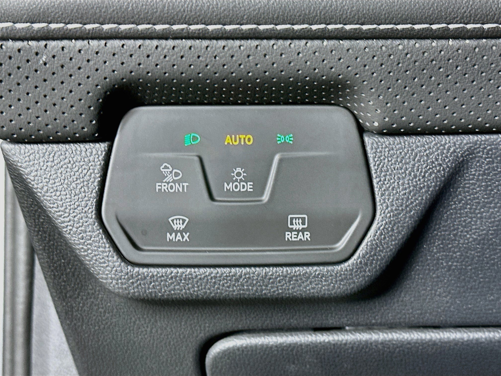 Used 2025 Volkswagen Atlas SE FWD image 17