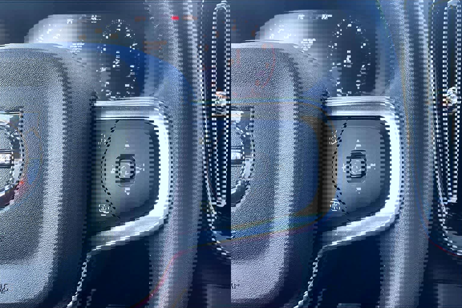 Used 2019 Volvo XC40 T5 Momentum image 25