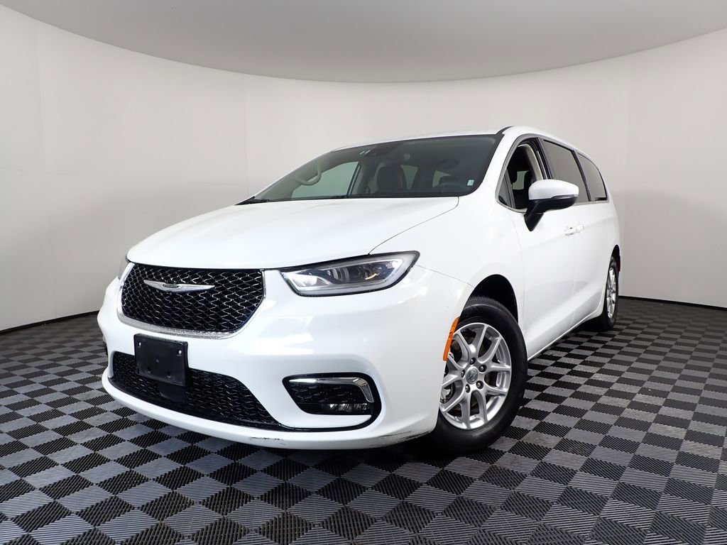 Used 2023 Chrysler Pacifica Touring-L FWD image 2