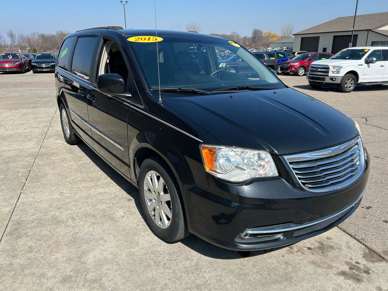 Used 2015 Chrysler Town & Country Touring image 3