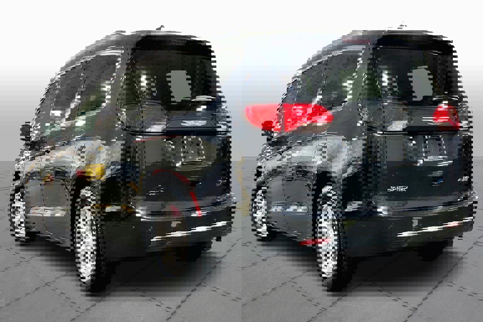 Used 2019 Chrysler Pacifica Touring Plus w/ Cold Weather Group image 11