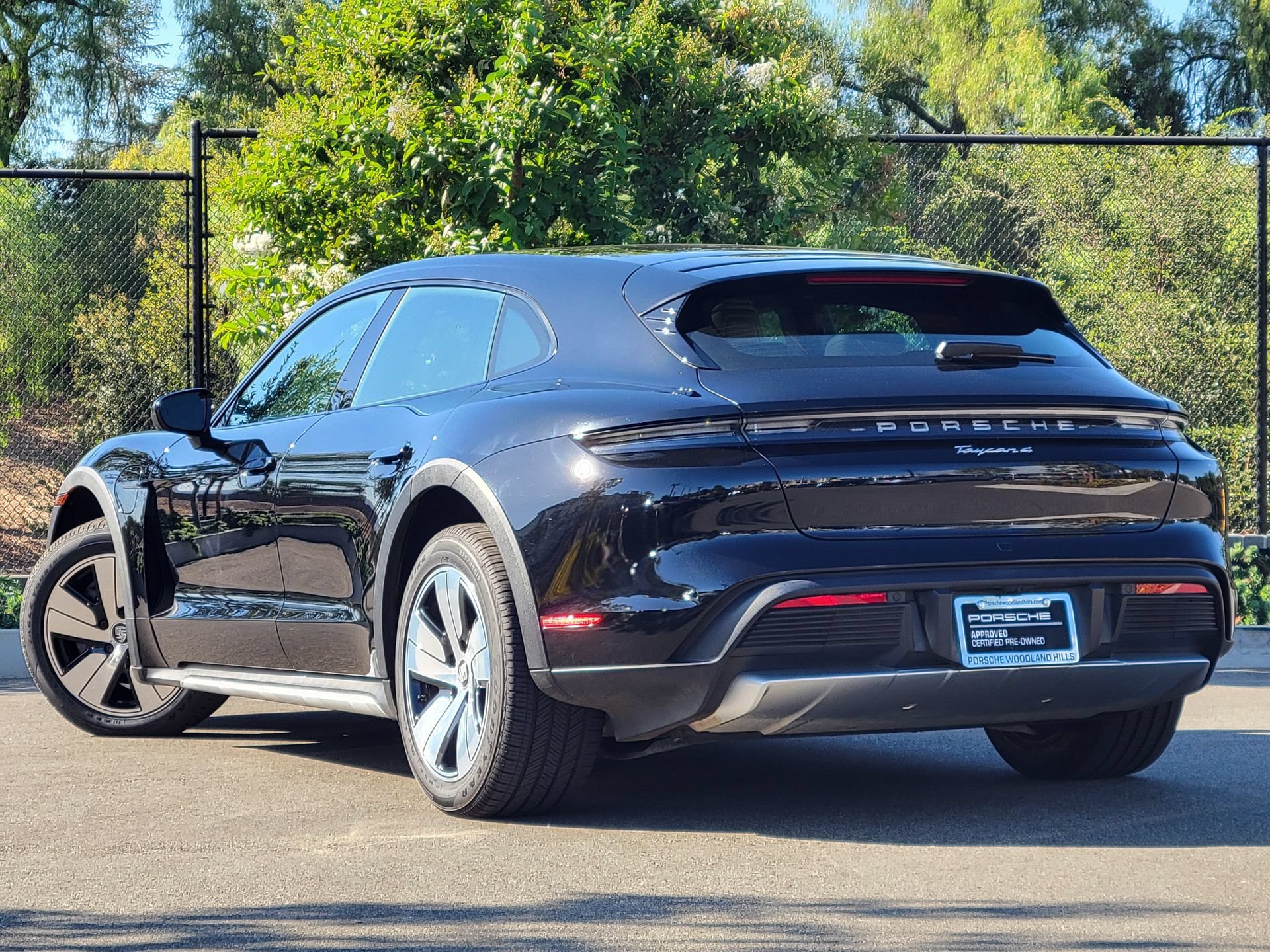 Certified 2022 Porsche Taycan 4 Cross Turismo AWD/4WD image 3