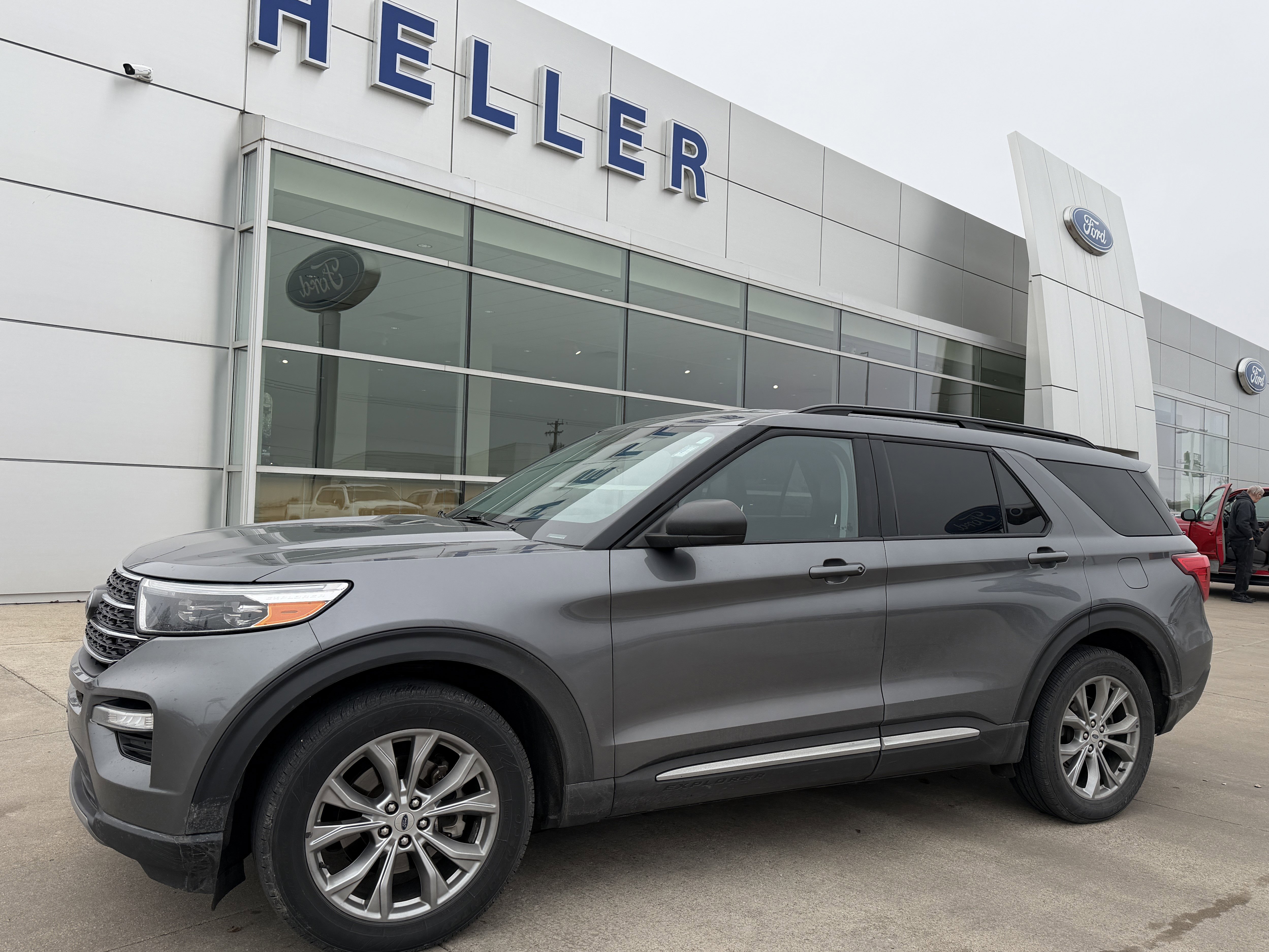 Used 2022 Ford Explorer XLT w/ Equipment Group 202A image 3