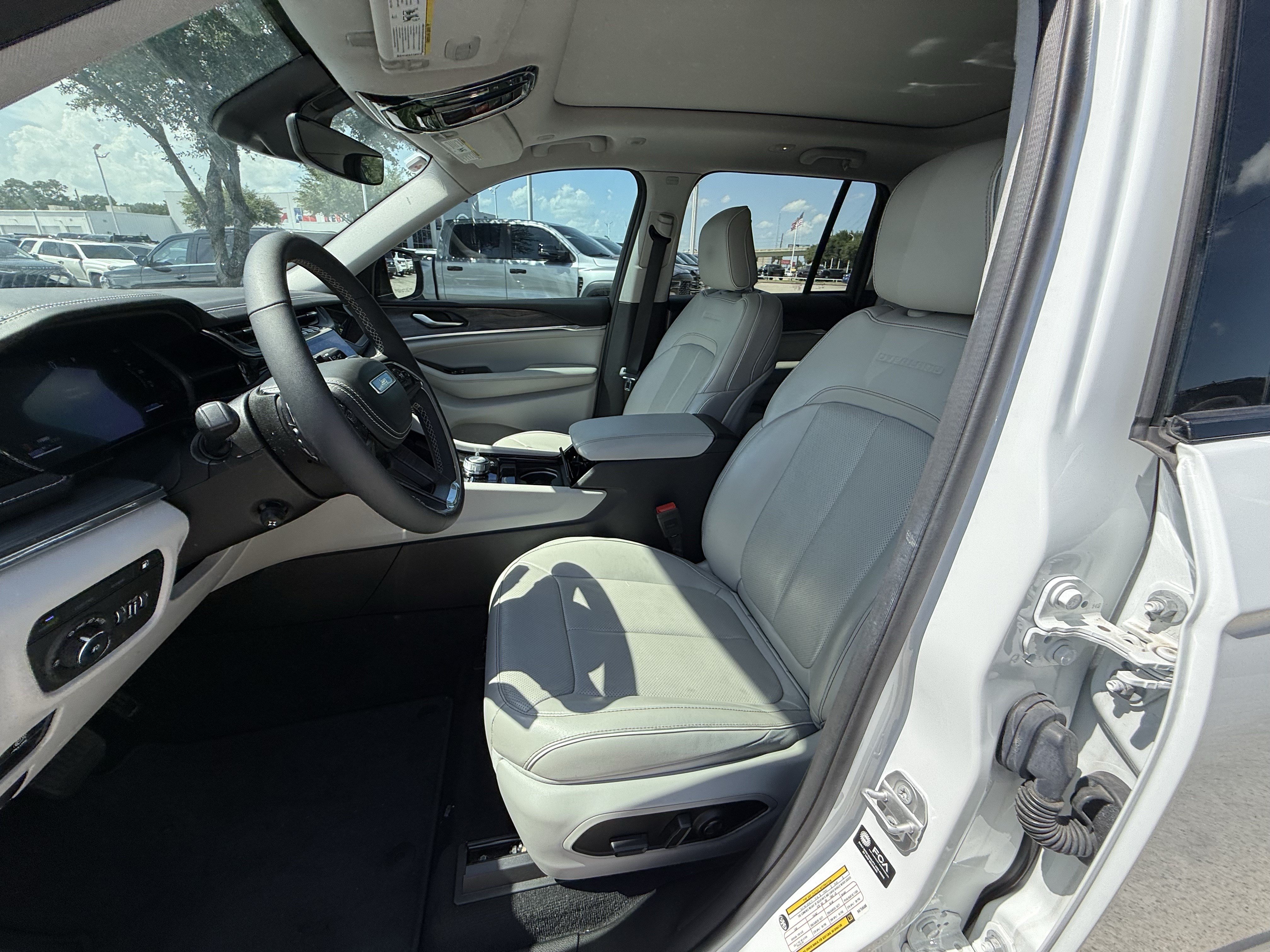 Used 2022 Jeep Grand Cherokee Overland AWD/4WD image 28