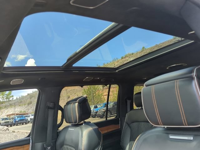 Certified 2022 Jeep Grand Wagoneer Series III w/ HD Trailer Tow Package AWD/4WD image 17