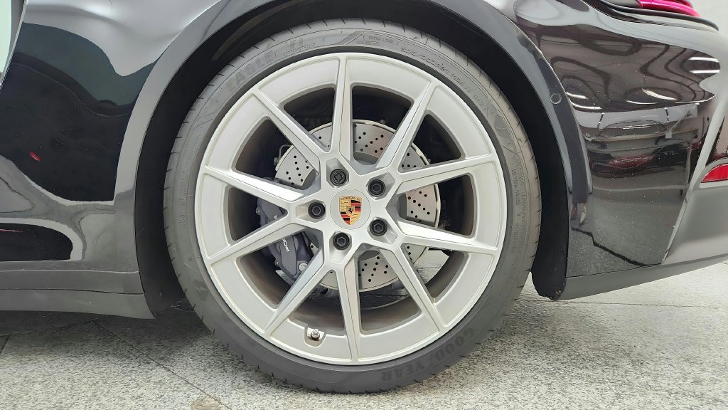 Used 2025 Porsche 911 Carrera RWD image 14