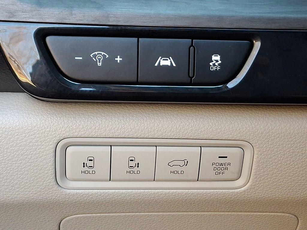 Used 2023 Kia Carnival EX image 25