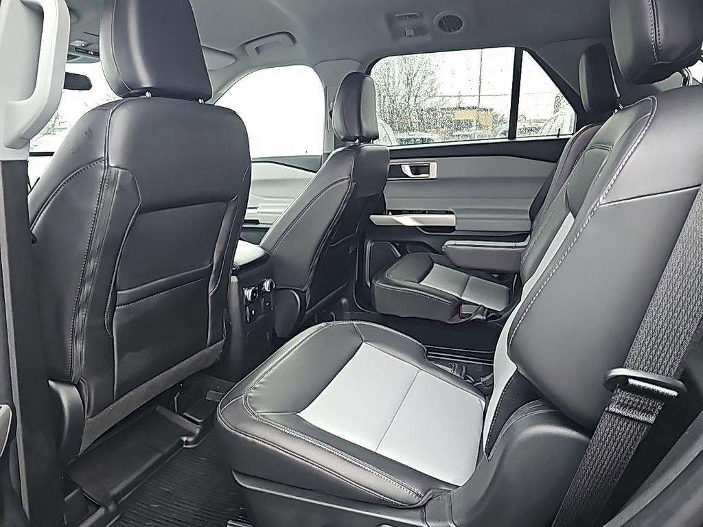 Used 2023 Ford Explorer XLT w/ Equipment Group 202A image 8