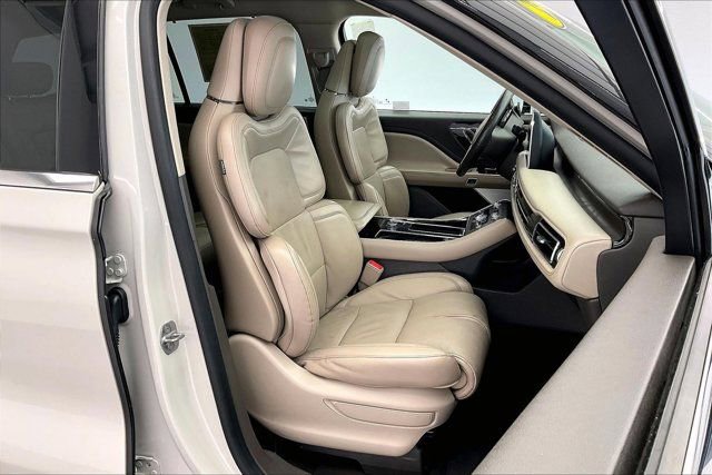 Used 2020 Lincoln Aviator Reserve w/ Equipment Group 202A image 6
