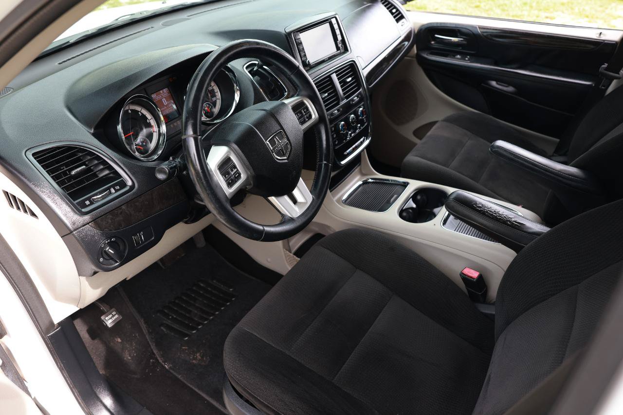 Used 2016 Dodge Grand Caravan SXT w/ Rear Park Assist Package FWD image 4