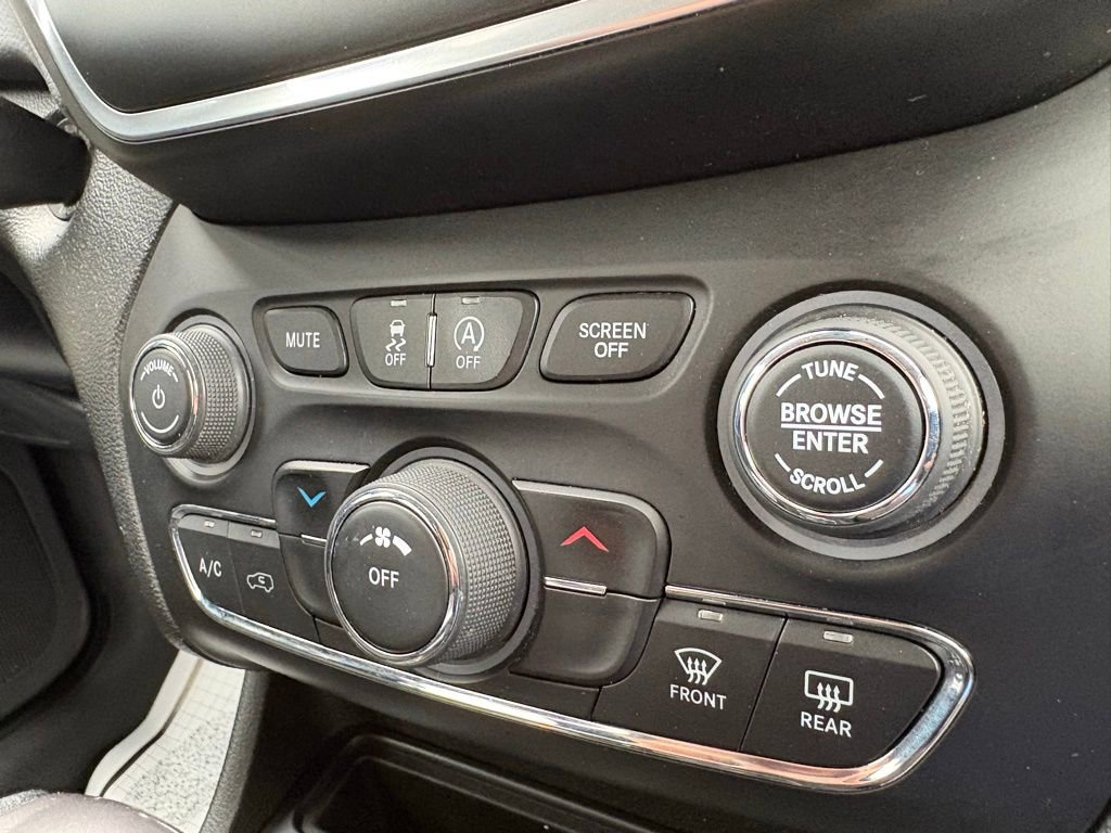 Used 2019 Jeep Cherokee Latitude w/ Popular Appearance Group image 32