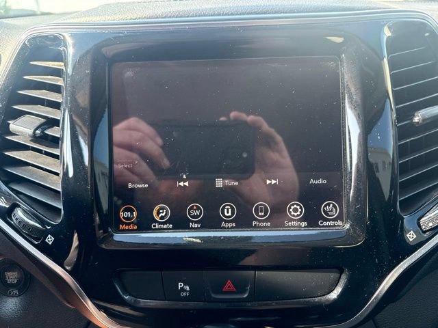 Used 2020 Jeep Cherokee Limited AWD/4WD image 2