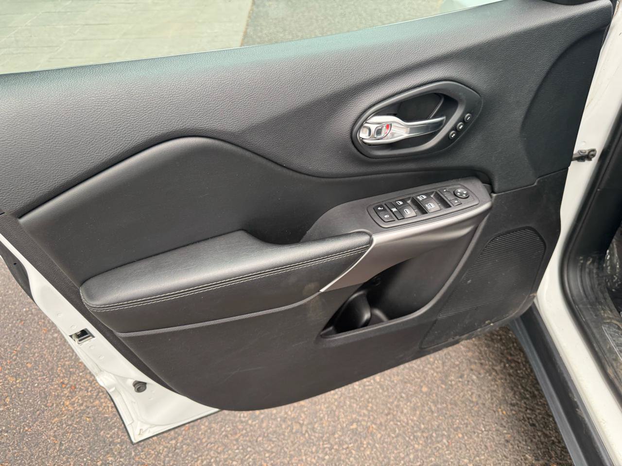 Used 2019 Jeep Cherokee Limited AWD/4WD image 9