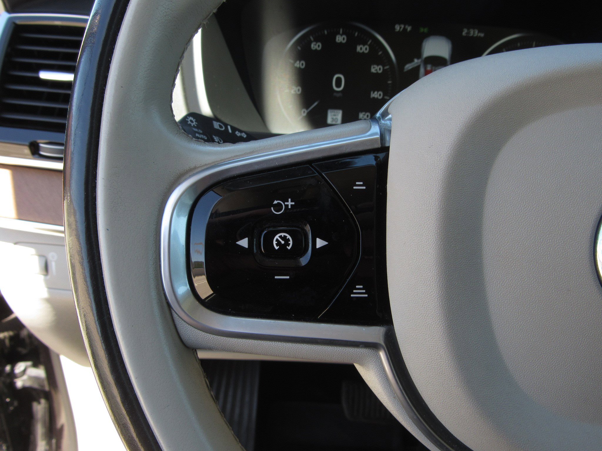 Used 2016 Volvo XC90 T6 Inscription w/ Vision Package AWD/4WD image 25