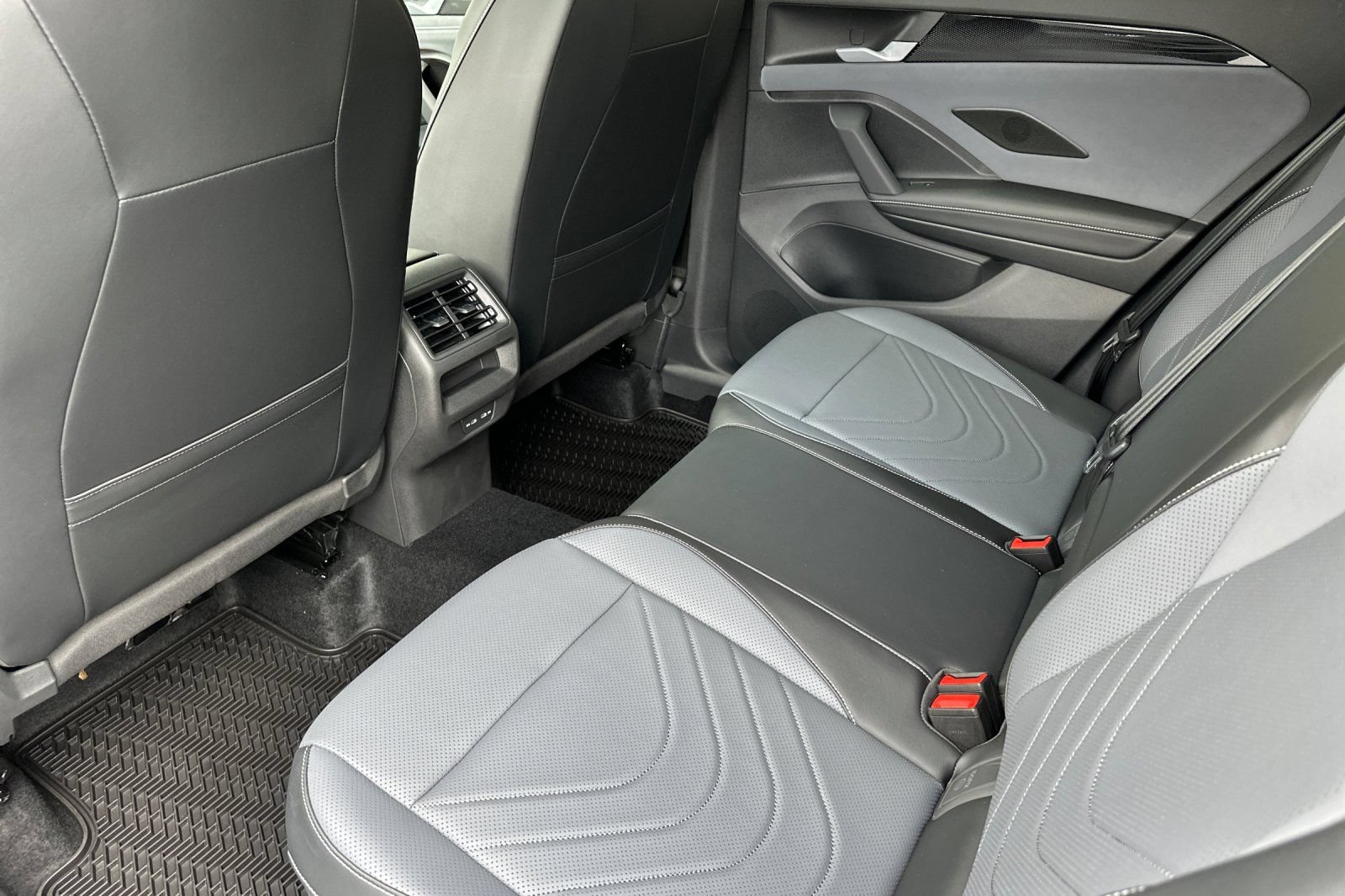 New 2026 Volkswagen Tiguan SE R-Line FWD image 12