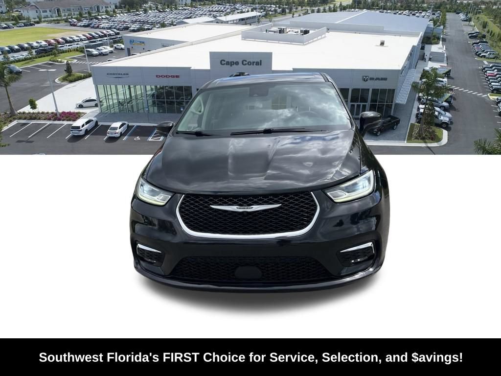 Used 2022 Chrysler Pacifica Touring-L FWD image 2