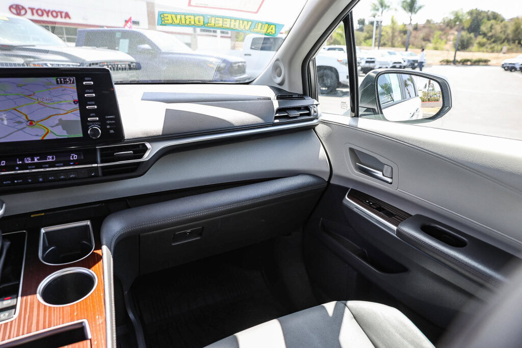 Used 2024 Toyota Sienna XLE w/ XLE Plus Package AWD/4WD image 6
