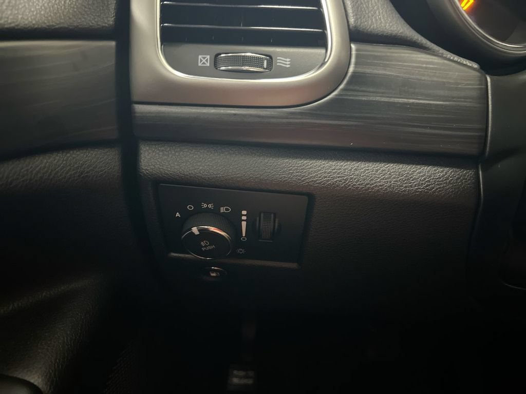 Used 2020 Jeep Grand Cherokee Altitude AWD/4WD image 19