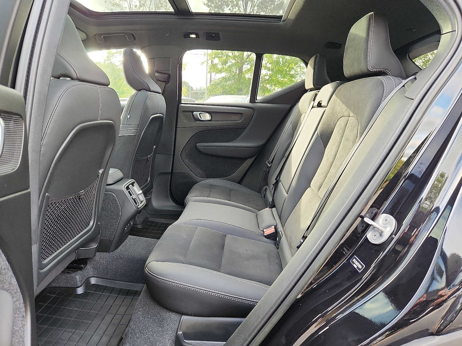 Certified 2023 Volvo XC40 B5 Plus w/ Climate Package AWD/4WD image 10