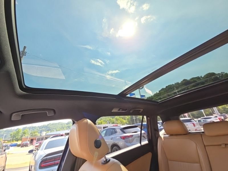 Used 2022 Volkswagen Tiguan SE w/ Panoramic Sunroof Package AWD/4WD image 37