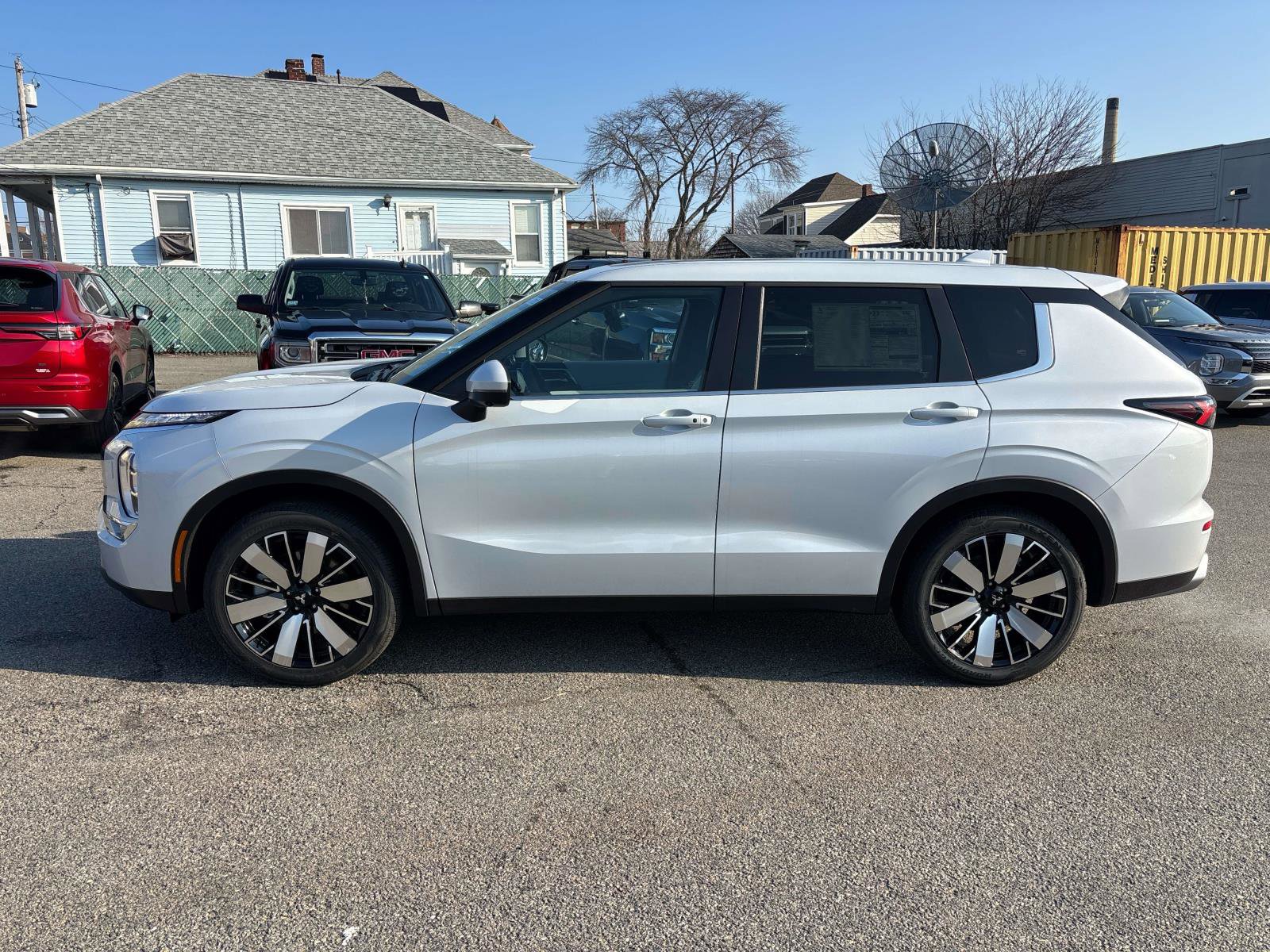 New 2026 Mitsubishi Outlander SE image 2