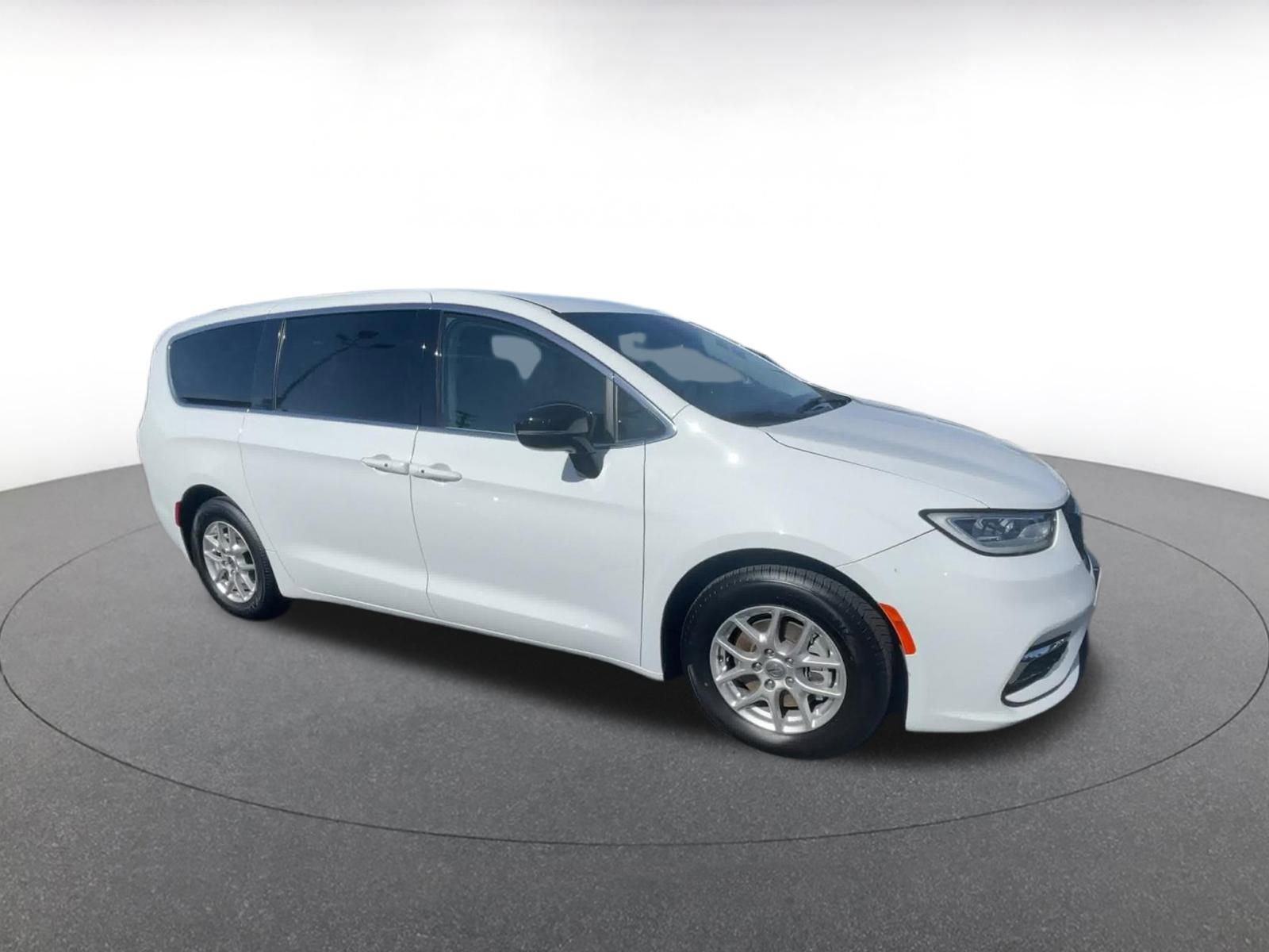 Used 2024 Chrysler Pacifica Touring-L image 2