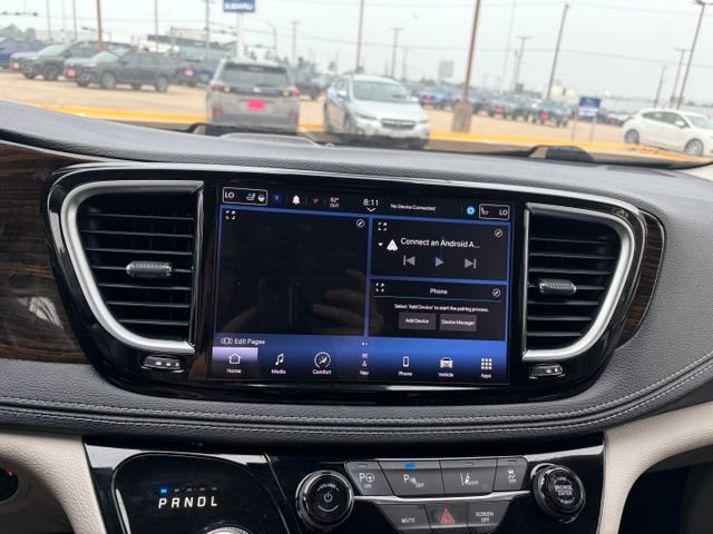 Used 2022 Chrysler Pacifica Limited FWD image 17
