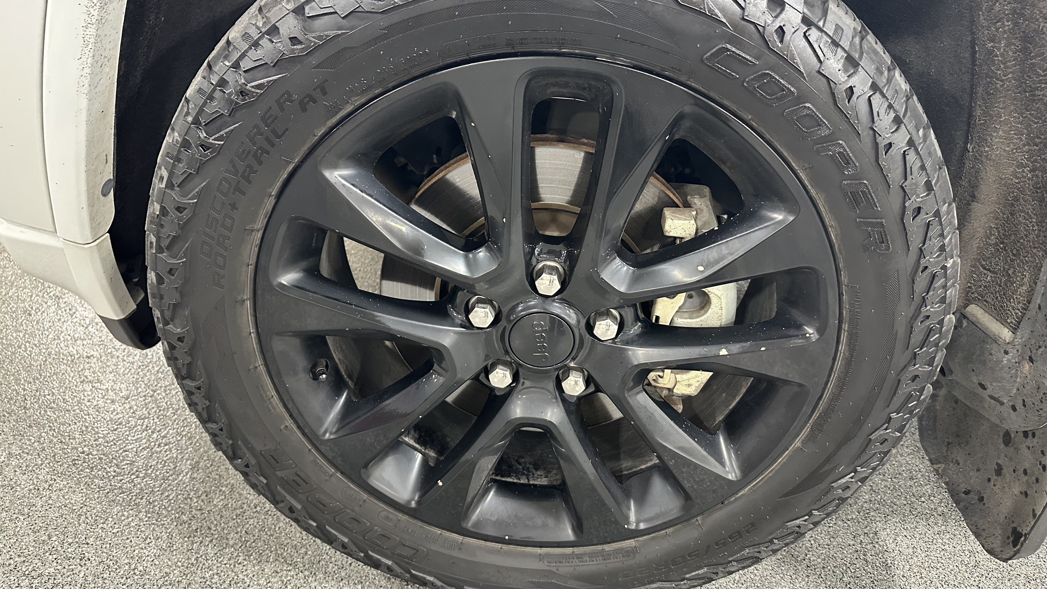 Used 2021 Jeep Grand Cherokee Laredo X AWD/4WD image 12