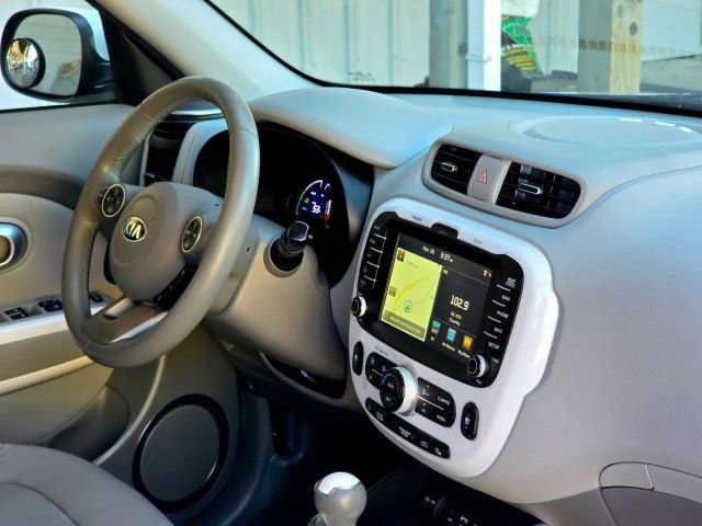 Used 2015 Kia Soul EV + FWD image 17