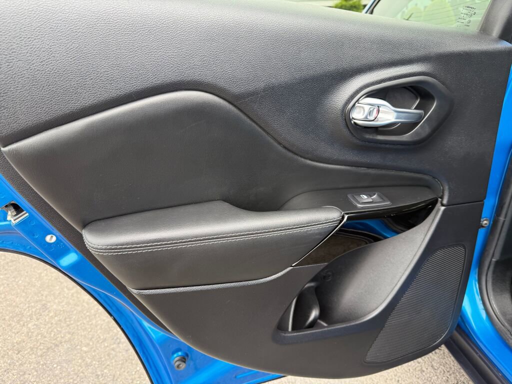 Used 2023 Jeep Cherokee Altitude Lux image 25