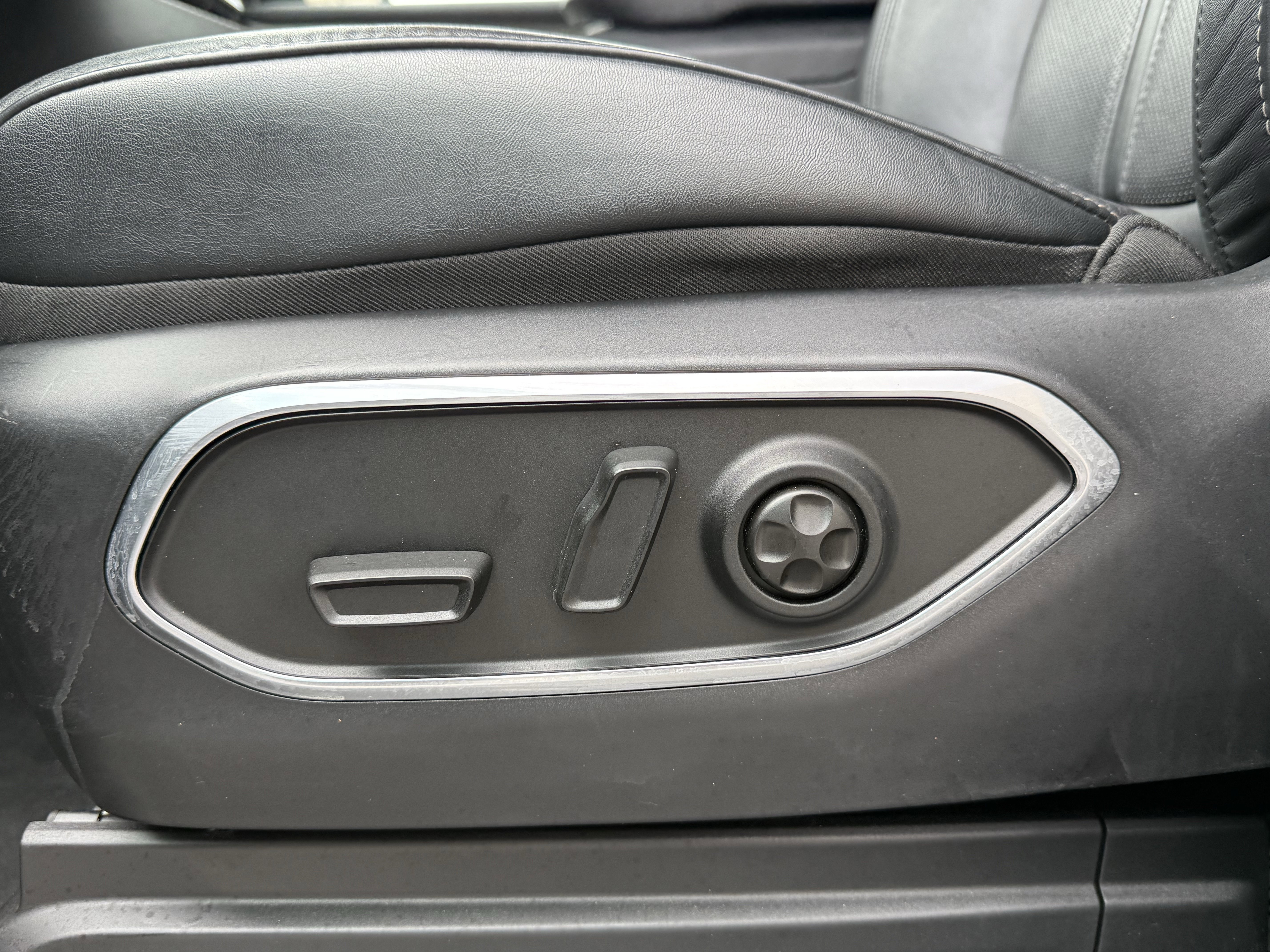 Used 2024 Jeep Wagoneer L Series II w/ Flexible Seating Group image 26