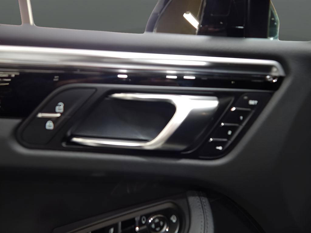 Used 2022 Porsche Macan image 12