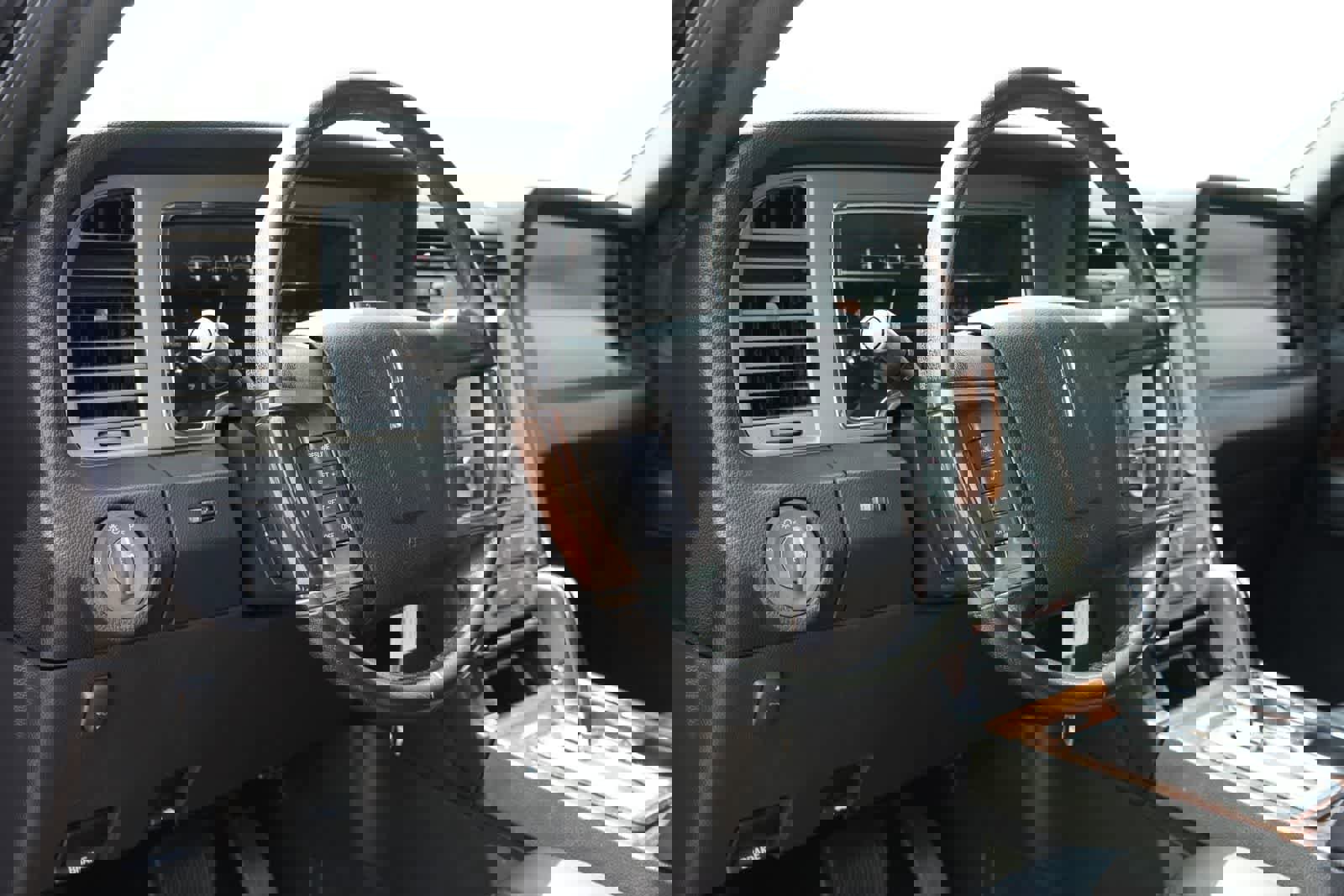 Used 2014 Lincoln Navigator 4WD image 17