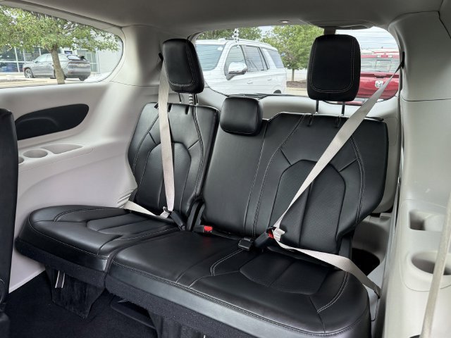 Certified 2024 Chrysler Pacifica Touring-L FWD image 11