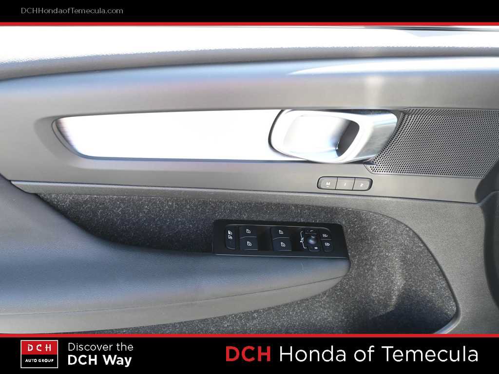 Used 2021 Volvo XC40 T4 Momentum FWD image 16