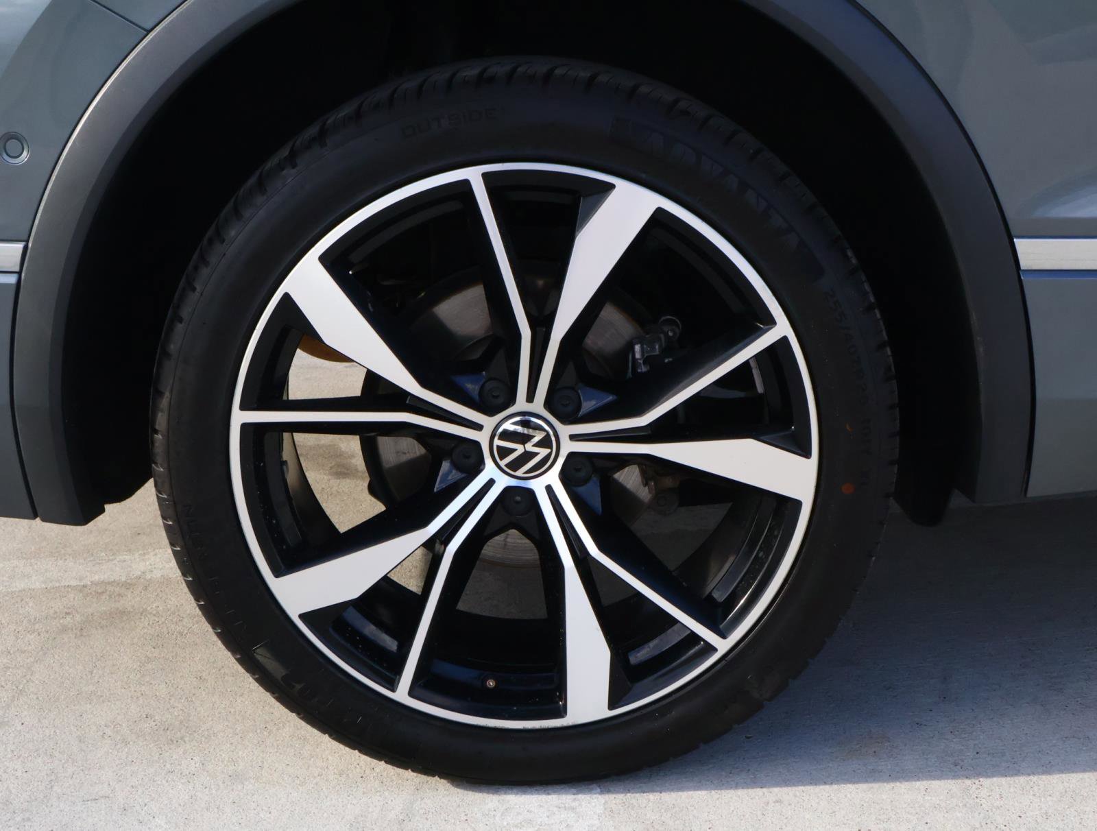 Used 2022 Volkswagen Tiguan SEL R-Line image 8