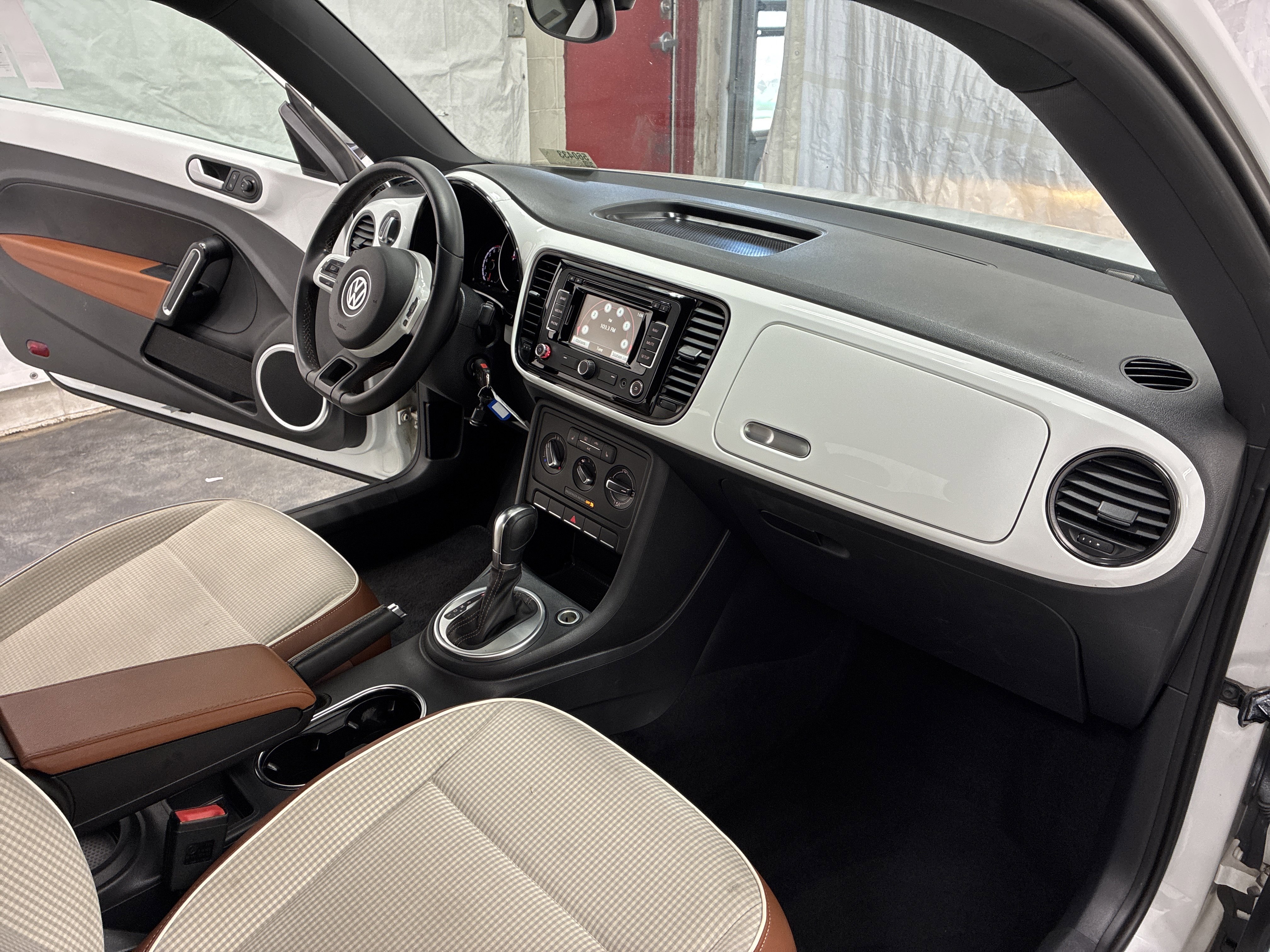 Used 2015 Volkswagen Beetle 1.8T Classic FWD image 13