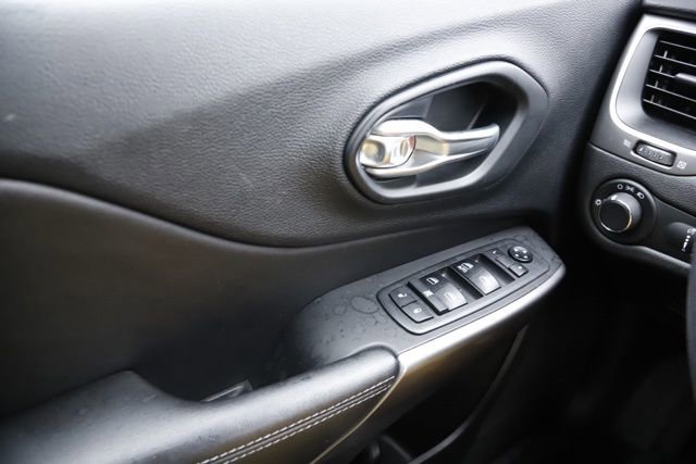 Used 2019 Jeep Cherokee Sport image 22