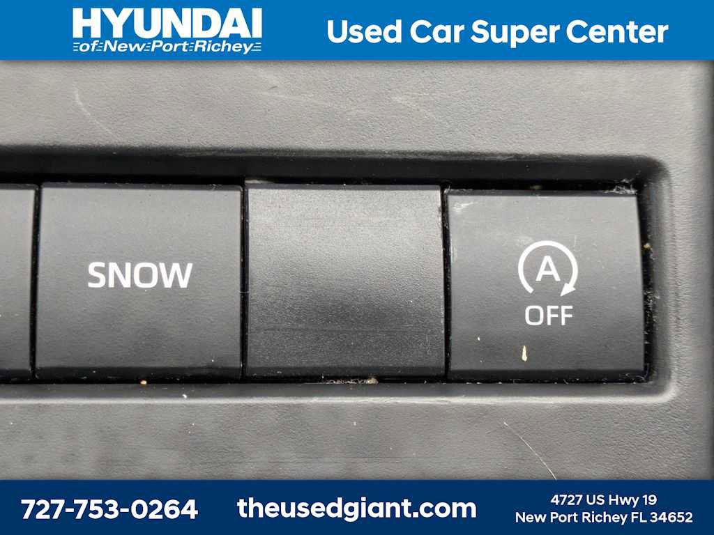 Used 2021 Toyota Highlander LE image 34