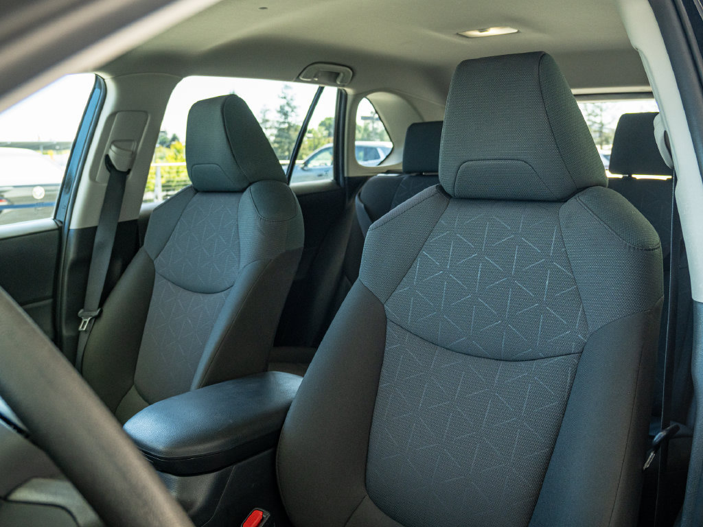Used 2025 Toyota RAV4 XLE FWD image 5