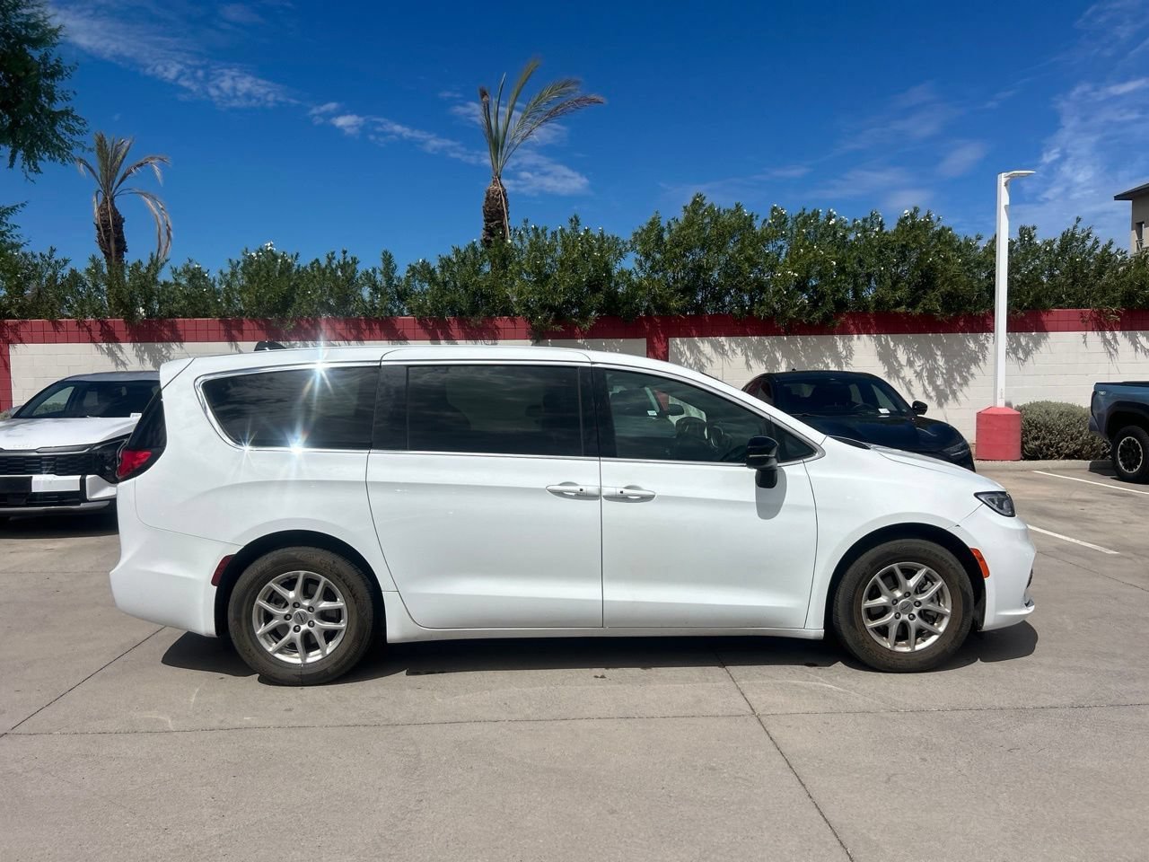 Used 2025 Chrysler Pacifica Select FWD image 3