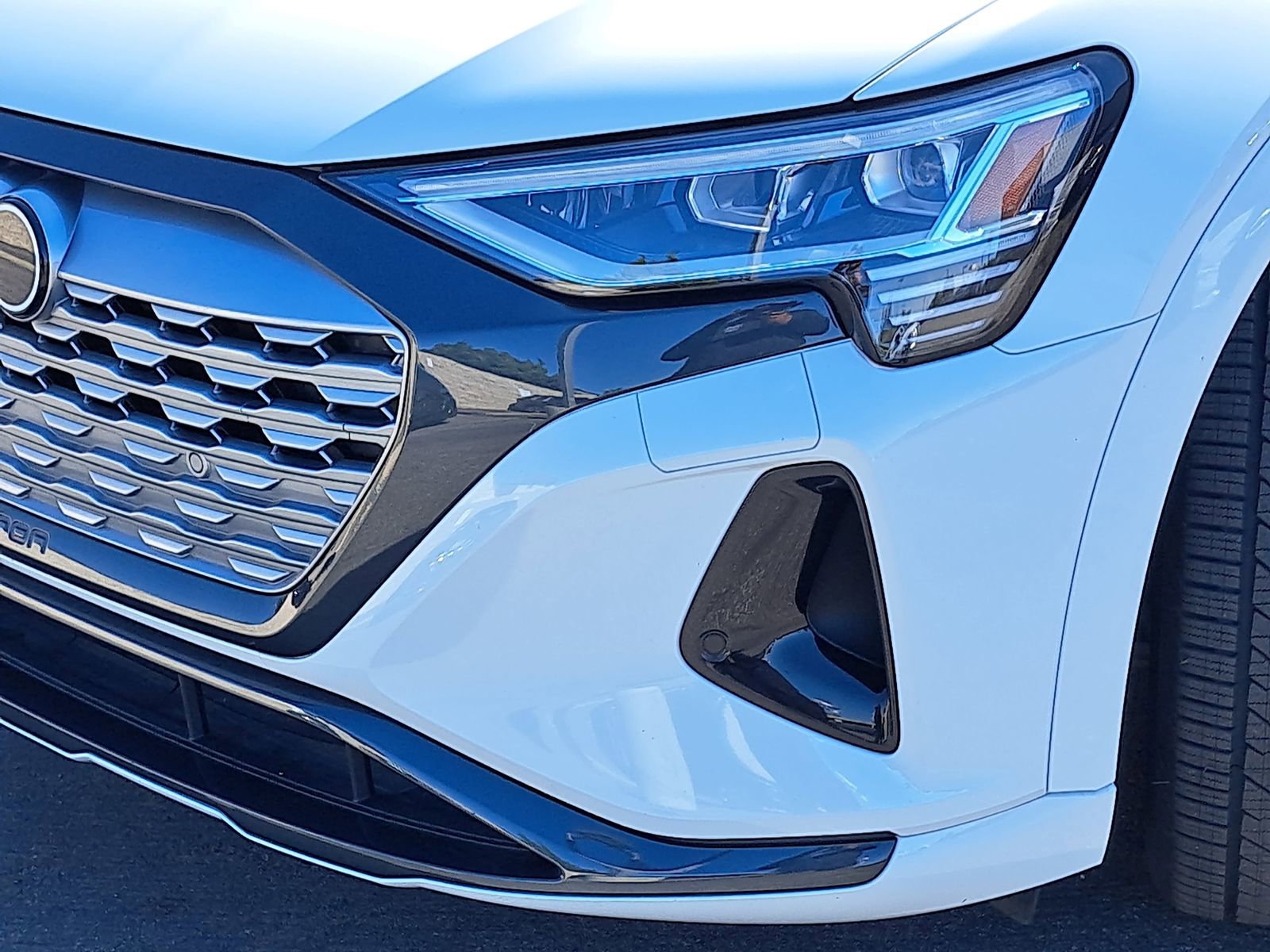 Used 2024 Audi Q8 e-tron Premium AWD/4WD image 33