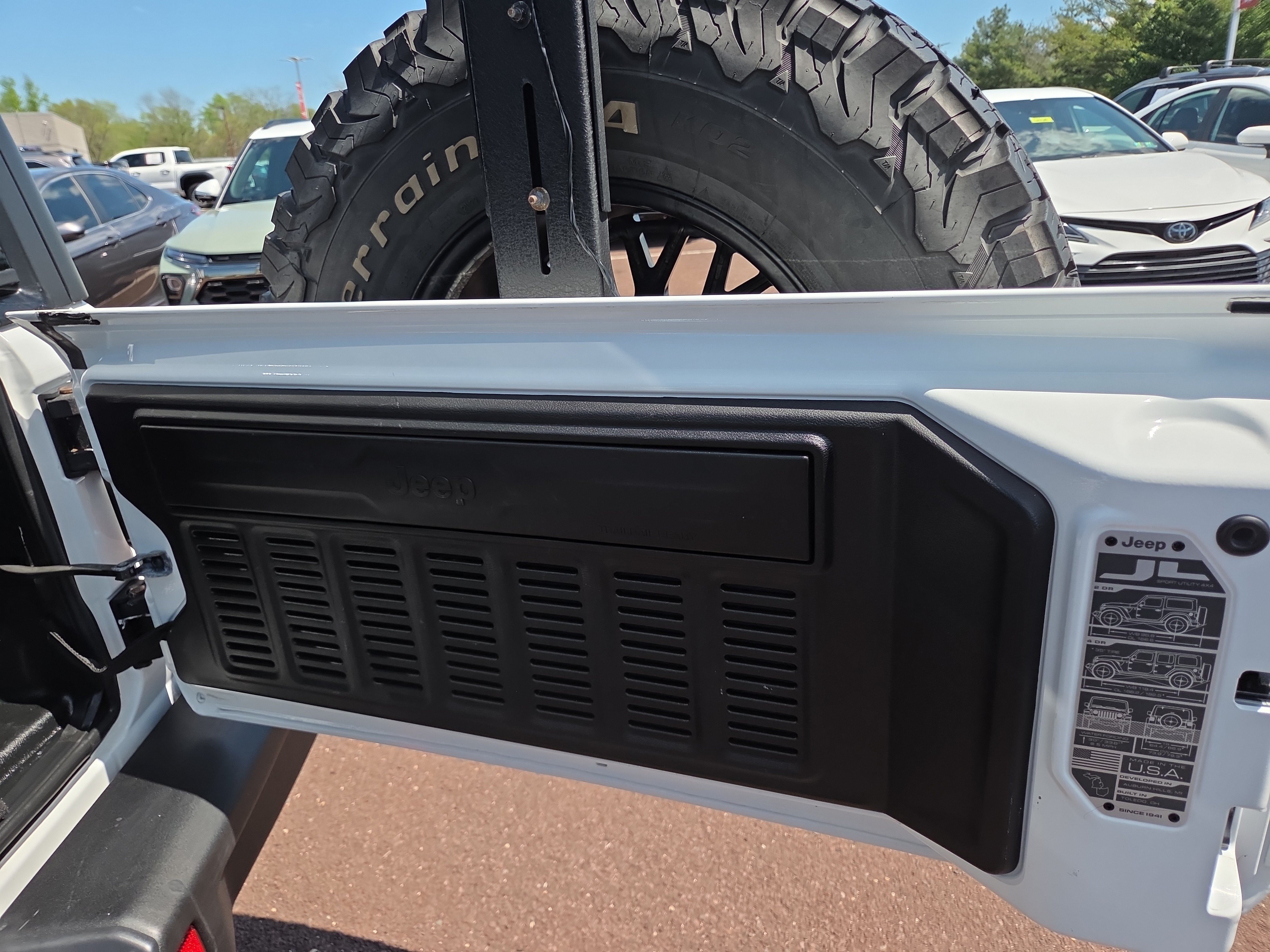 Used 2022 Jeep Wrangler Unlimited Sahara w/ Cold Weather Group AWD/4WD image 30