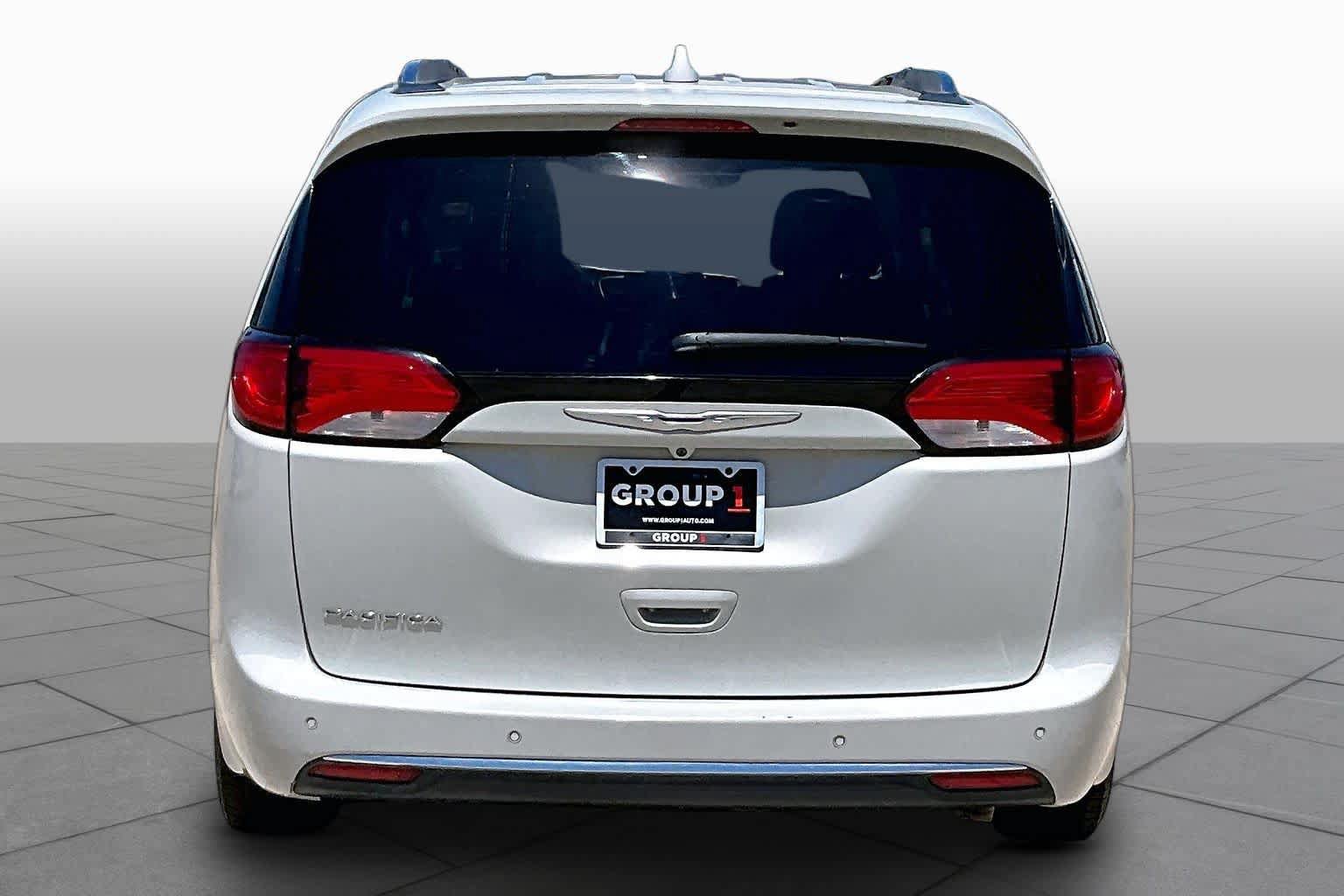 Used 2017 Chrysler Pacifica Touring-L Plus FWD image 3