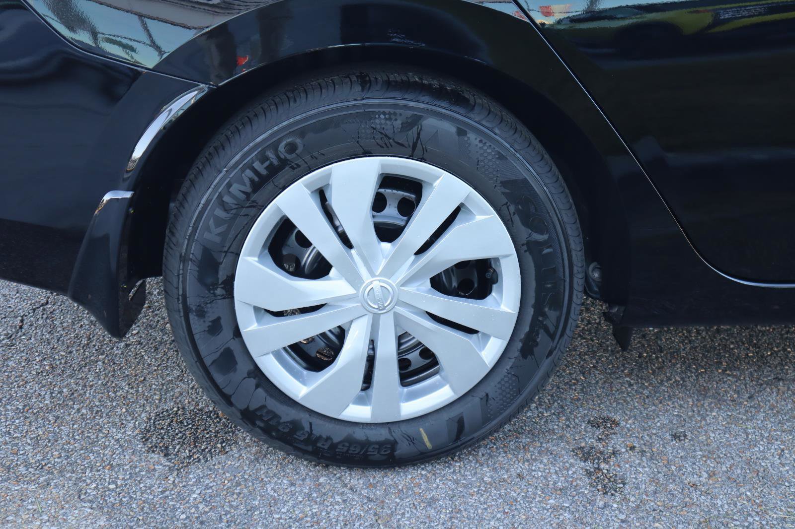 Used 2025 Nissan Versa S w/ Trunk Package image 7