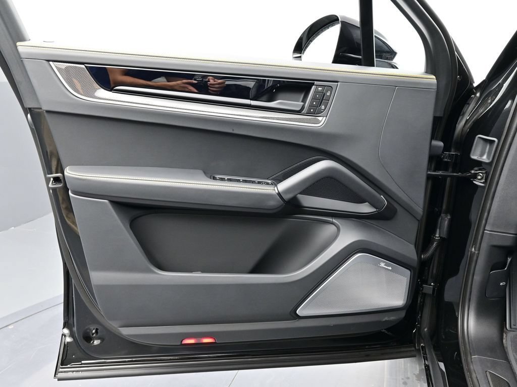 New 2026 Porsche Cayenne Turbo AWD/4WD image 7