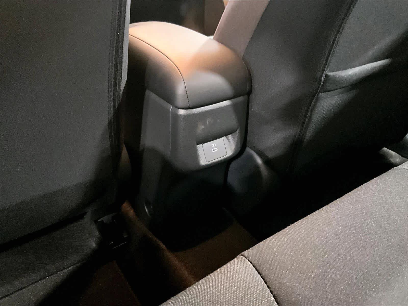 Used 2025 Nissan Versa SV w/ Trunk Package image 28