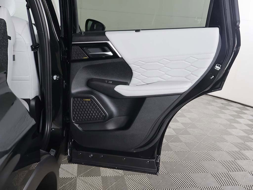 New 2025 Mitsubishi Outlander AWD image 32